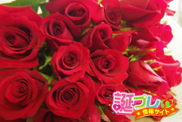 赤いバラの花束の画像