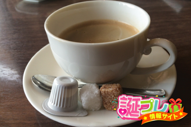 コーヒーと角砂糖の画像