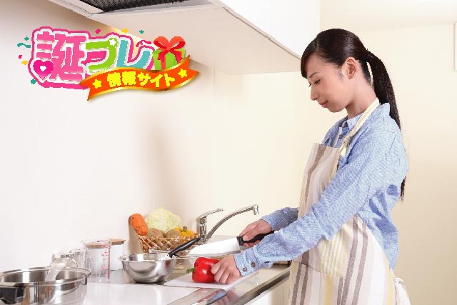 料理をする女性の画像